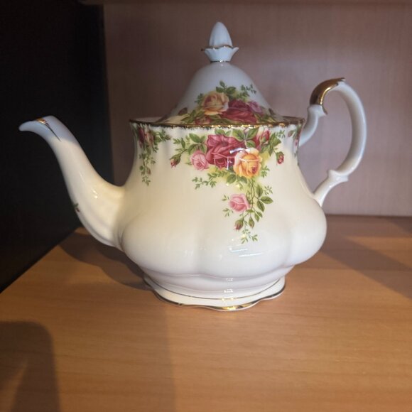 Royal Albert Old Country‎ Roses Floral Pattern Teapot - Picture 2 of 7